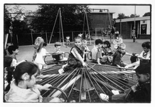 404493 Afbeelding van kinderen op de draaimolen in de speeltuin Jong Leven aan de Stauntonstraat te Utrecht.